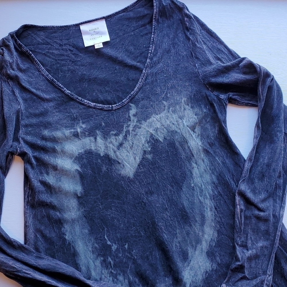 Romeo + Juliet Couture Gray Distressed Heart Long Sleeve Shirt M
